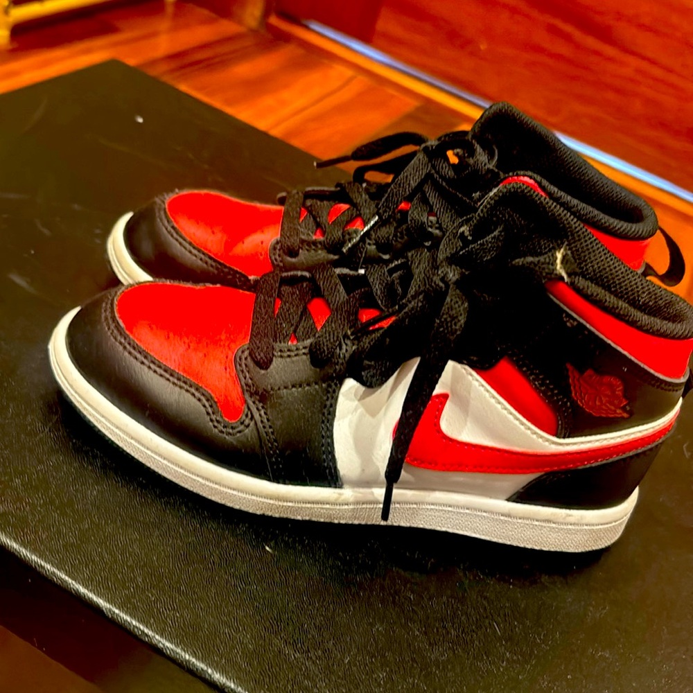Nike Jordan retro ones red white size youth two